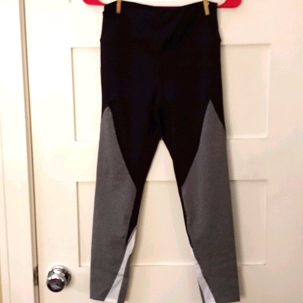 🦋 NWOT SZ SM Workout leggings.